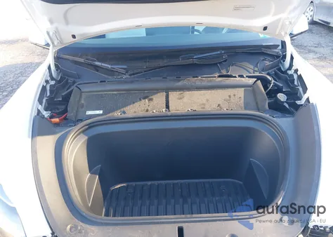 2024 Tesla Model Y Long Range Dual Motor All-Wheel Drive/Rwd z USA, uszkodzony, nr VIN 7SAYGDED2RF010631